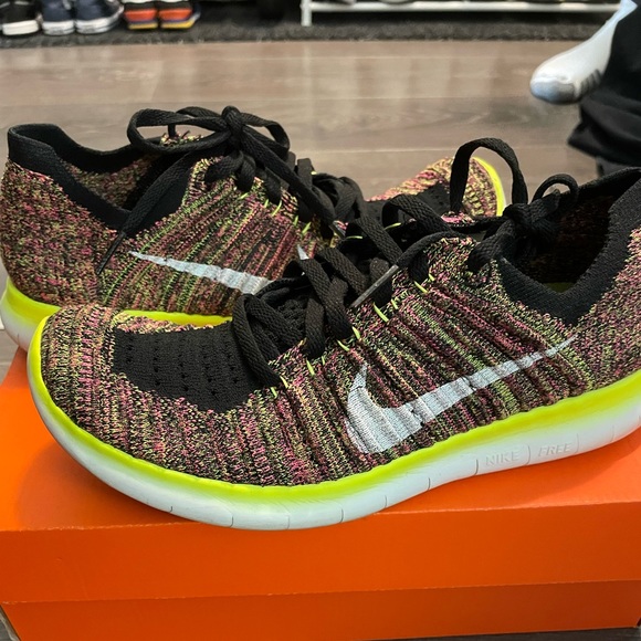 NIKE SHOES - Picture 5 of 5